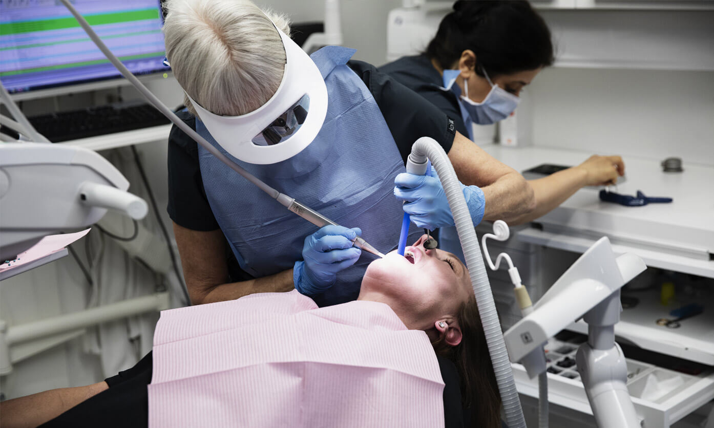 Elwira, 50: "Jag &auml;r stolt &ouml;ver att jag skaffade tandimplantat"