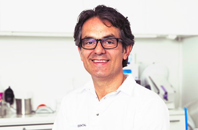 Modell av ett tandimplant